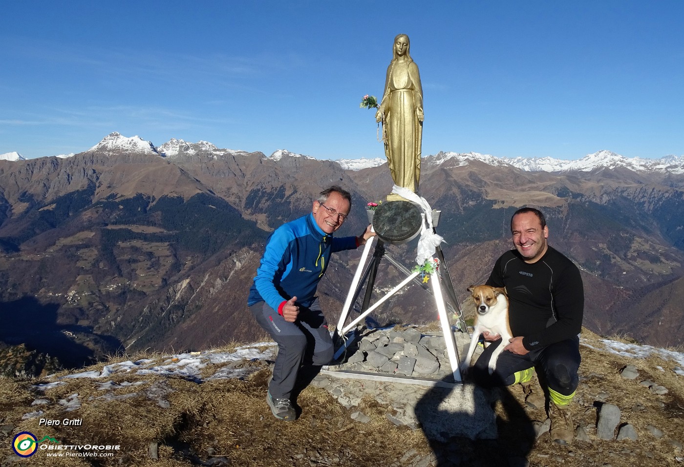 41 Alla Madonnina di vetta del Pizzo Baciamorti (2009 m) con Alfredo. Vista in Tre Signori.JPG -                                